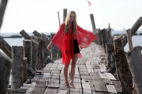 Ein Schönes Mädchen Rot Posiert Auf Einer Holzbrücke Meer Das — Stockfoto