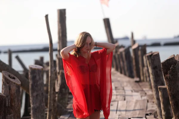 Ein Schönes Mädchen Rot Posiert Auf Einer Holzbrücke Meer Das — Stockfoto