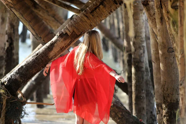 Ein Schönes Mädchen Rot Posiert Auf Einer Holzbrücke Meer Das — Stockfoto