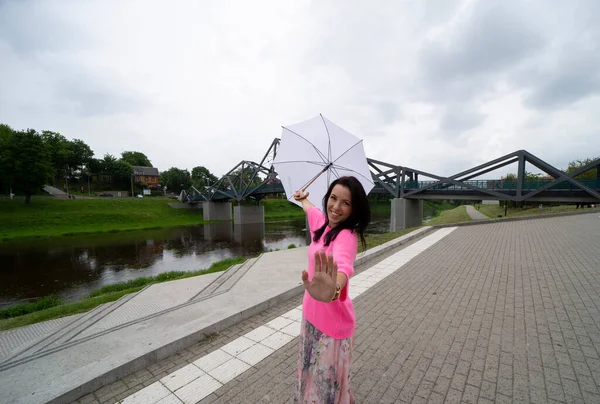Güzel Neşeli Beyaz Şemsiyeli Genç Bir Kadın — Stok fotoğraf