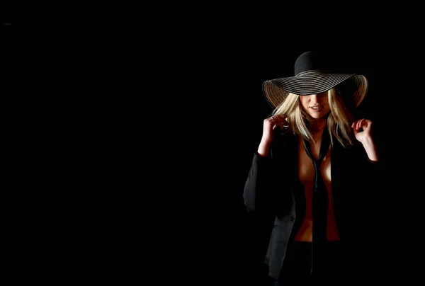 Mujer Hermosa Sombrero Negro Grande Sobre Fondo Oscuro — Foto de Stock