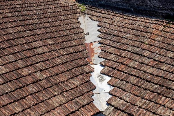 屋顶的瓷砖是一个古老的地中海乡村所作的详细信息 — 图库照片