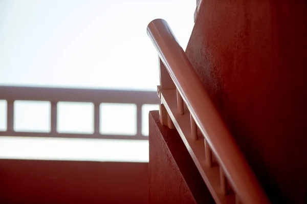 Dış Merdiven Detayları Beyaz Korkuluklar Mimari Detaylar — Stok fotoğraf