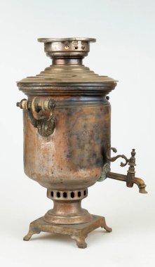 Beyaz arka plan üzerinde izole eski pirinç semaver