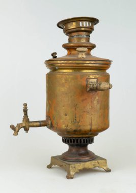 Beyaz arka plan üzerinde izole eski pirinç semaver