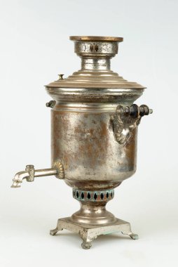 Beyaz arka plan üzerinde izole eski pirinç semaver