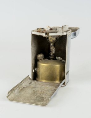 Beyaz arka plan üzerinde izole eski yağ lambası