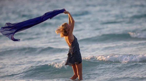 Kobieta Pozuje Szalikiem Plaży — Zdjęcie stockowe