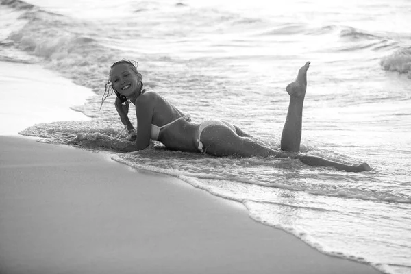 Mooi Sexy Vrouw Genieten Van Zee Golven Het Strand — Stockfoto