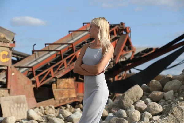 Vacker Blond Flicka Modell Poserar Metall Konstruktion Bakgrund — Stockfoto