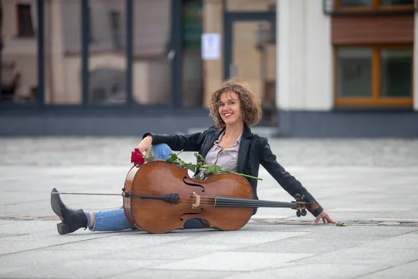 Une Musicienne Avec Violoncelle Dans Rue — Photo