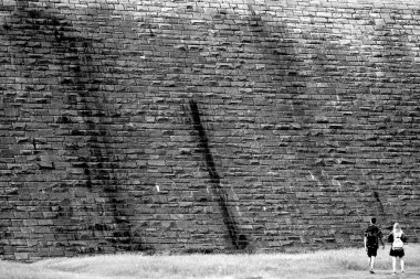 Derwent barajının eğimli taş blok duvarı boyunca, Derbyshire, barajın kuzey kulesi 07-16-2019