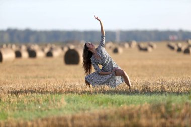 saman ile bir alanda bir kızın portresi