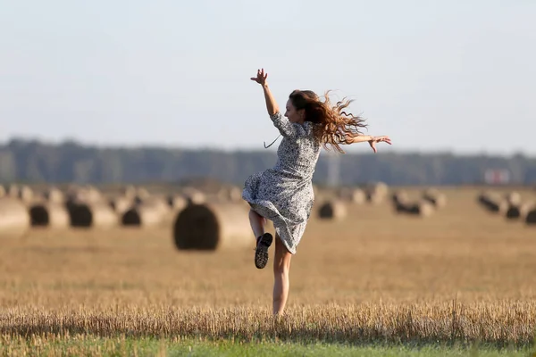 Porträt Eines Mädchens Auf Einem Feld Mit Heu — Stockfoto
