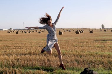 saman ile bir alanda bir kızın portresi