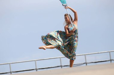 Yakışıklı, güzel dansçı dışarıda süpürgeyle dans ederken eğleniyor.