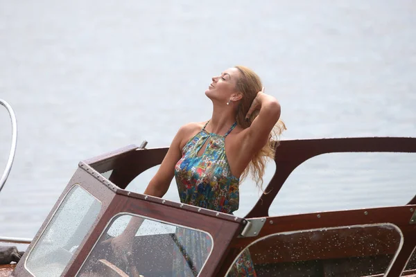 夏に湖でスポーツモーターボートを運転するブロンドの白人女性 — ストック写真