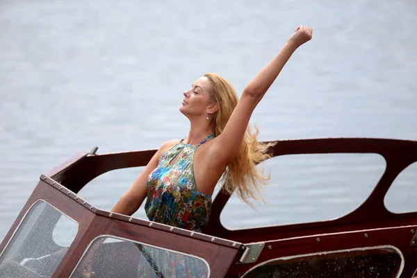夏に湖でスポーツモーターボートを運転するブロンドの白人女性 — ストック写真