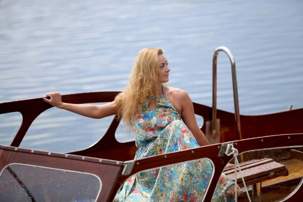 Blonde Kaukasische Frau Fährt Sommer Ein Sportmotorboot Auf Einem See — Stockfoto