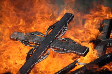 Mezarlıklarda şenlik ateşi yakmak eski haçların yakıldığı ve ölü akrabaların hatırlandığı eski bir gelenektir. Mezarlık bakım işçileri eski haçları yakıyor.