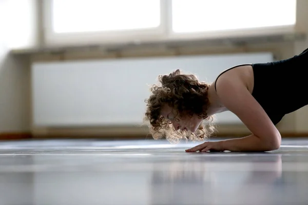 Modern Style Dancer Dancing Training Hall Posing Photo — Fotografia de Stock