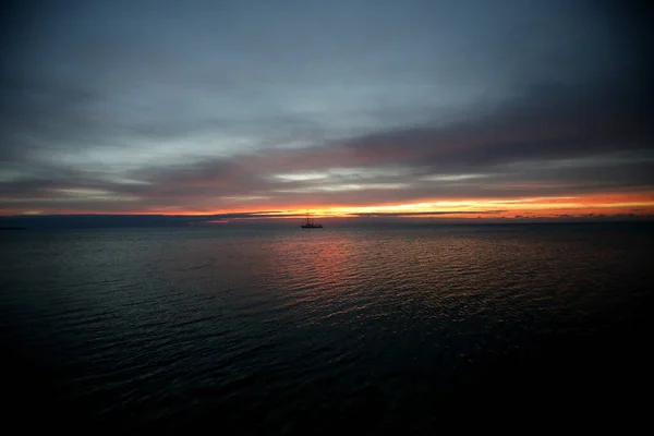 Dramatic Tropical Florida Sunset Yacht Silhouette — Stockfoto