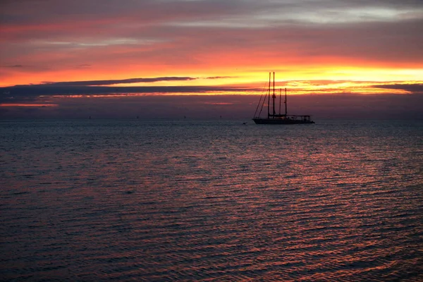 Dramatic Tropical Florida Sunset Yacht Silhouette — Stok fotoğraf
