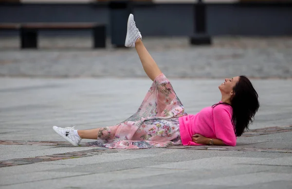 Young Girl Posing Stone Pavement Fashion Sport — Fotografia de Stock