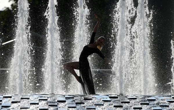 Silhueta Menina Fundo Salpicos Fonte Estilo Vida Dança — Fotografia de Stock