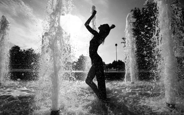 Silhueta Menina Fundo Salpicos Fonte Estilo Vida Dança — Fotografia de Stock