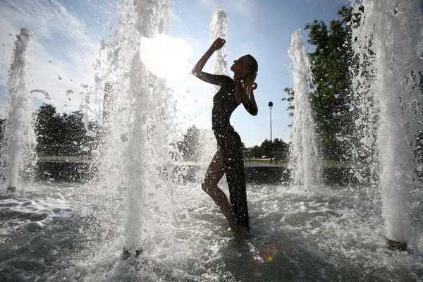 Silhueta Menina Fundo Salpicos Fonte Estilo Vida Dança — Fotografia de Stock