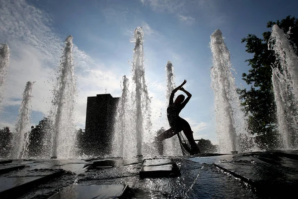 在喷泉喷溅的背景上 女孩的轮廓 舞蹈生活方式 — 图库照片
