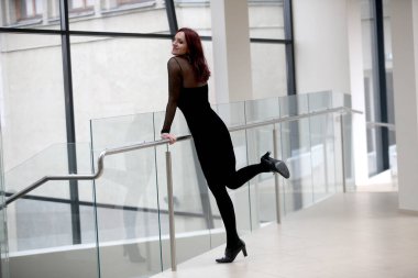 Ayakta ve ofiste poz Modern genç iş kadını