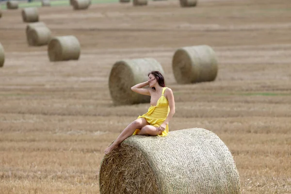 Una Joven Posando Cerca Pajar Campo Sexy Morena Posando Aire —  Fotos de Stock