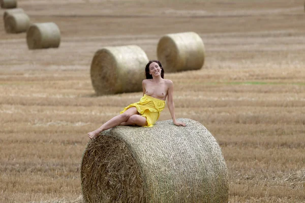 Una Joven Posando Cerca Pajar Campo Sexy Morena Posando Aire —  Fotos de Stock