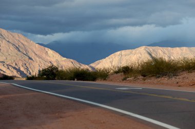 Arjantin 'in dağ manzarasında dağ yolu