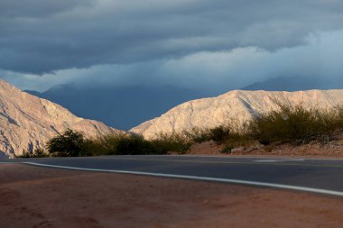 Arjantin 'in dağ manzarasında dağ yolu