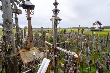 SIAULIAI, LİTHUANIA. Haçlar Tepesi eşsiz bir tarih ve dini halk sanatı anıtıdır ve Litvanya 'nın en önemli Katolik hac mekanıdır. 10 02 2022