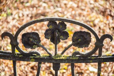 Eski dekoratif işlenmiş demir çitler.