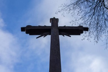 Litvanya halk sanatı, eski bir yol kenarı haçı, inancın sembolü.