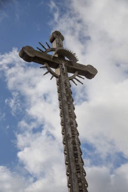 Litvanya halk sanatı, eski bir yol kenarı haçı, inancın sembolü.