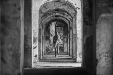 Terk edilmiş bir binada kırmızı eşarplı seksi sarışın kız.