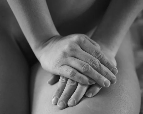 Die Hände Einer Frau Sind Wie Bruchstücke Eines Körpers — Stockfoto