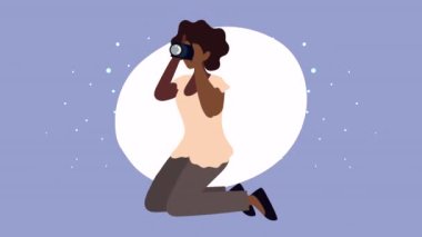 Afro kadın fotoğrafçı dizlerinin üzerinde