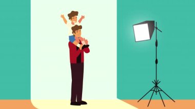 Baba ve oğul lambalarla fotoğraf stüdyosunda.