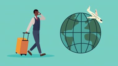 Afro gezgin uçakla akıllı telefon kullanıyor.