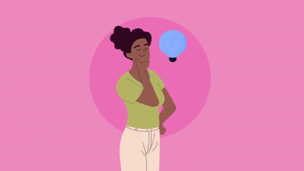 Африканская женщина поднимает лампочку персонажа анимации — стоковое видео