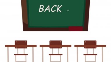 Okula karatahta ve sıralarda harflerle dönmek