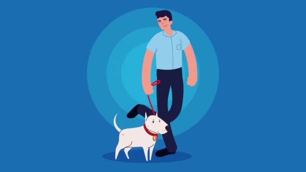 Joven hombre caminando con perro mascota — Vídeo de stock