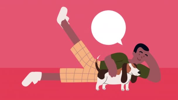 Афро людина лежить з анімацією собаки — стокове відео